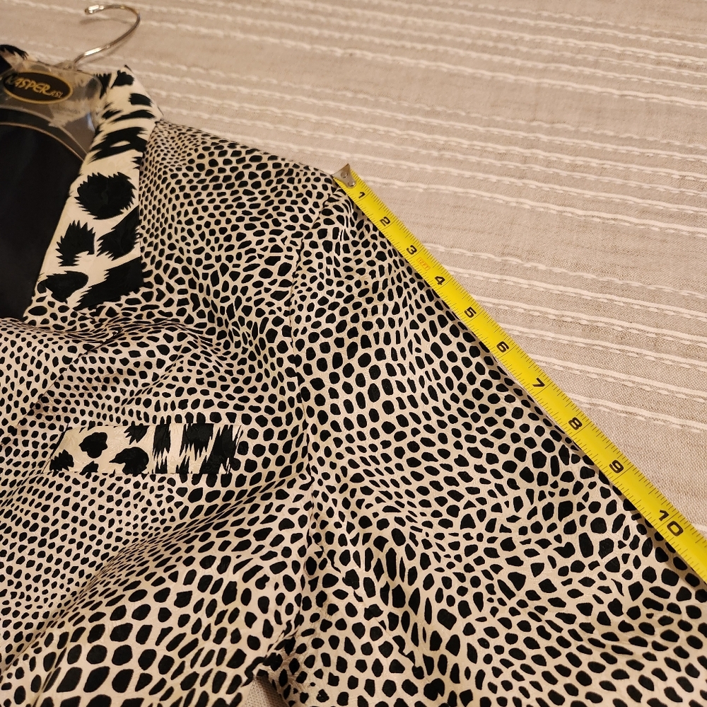 BEAUTIFUL ANIMAL PRINT JACKET/BLAZER 100% SILK EUC - Picture 5 of 11